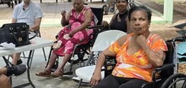 Un mahinta sosial den hofi Wayaka - Nos lanterno