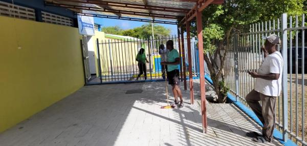 Onderhoud overdekte patio annex Sala Multifunshona