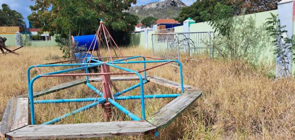 Limpiesa di speeltuin. Desmantela speeltoestel.