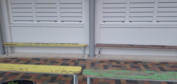 Schoolbanken schilderen