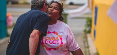 Drecha i pinta e weganan riba e parke di rekreo.