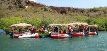 Ban tour ku nos kliëntenan di FNK riba Tiki Boat